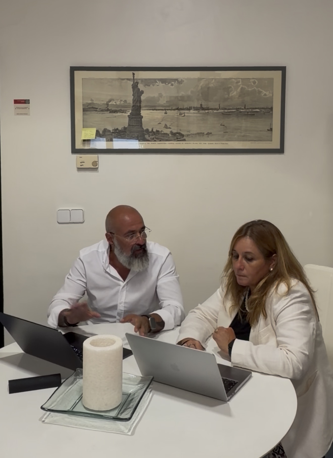 Prof. Zaza Tsotniashvili and Prof. Rocío Zamora-Medina during a working session at the University of Murcia